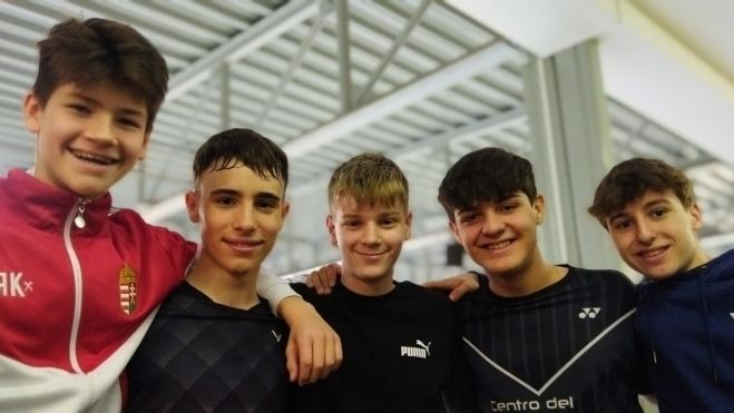 Los oscenses posan con dos amigos húngaros. Los oscenses posan con dos amigos húngaros.