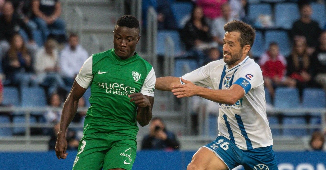 Soko conduce un balón en el partido de ida ante el Tenerife. El Huesca-Tenerife: otra hora intempestiva.