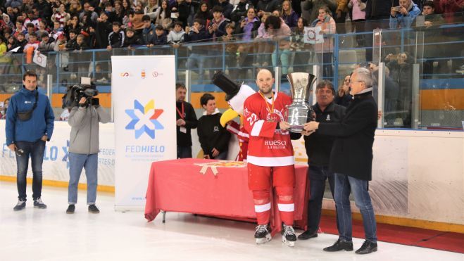 El capitán del Club Hielo Jaca, Pablo Tello, recoge el trofeo de campeón tras vencer al Barça Hockey Gel. Foto: Miguel Ramón Henares