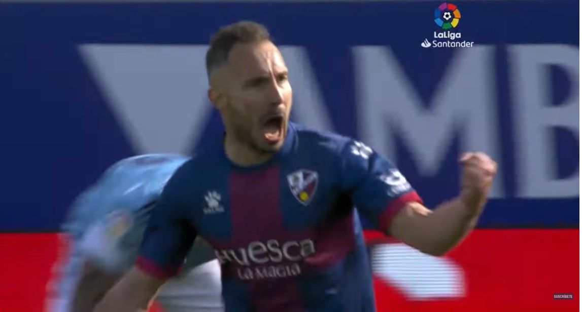 David Ferreiro celebra un gol con la camiseta del Huesca.