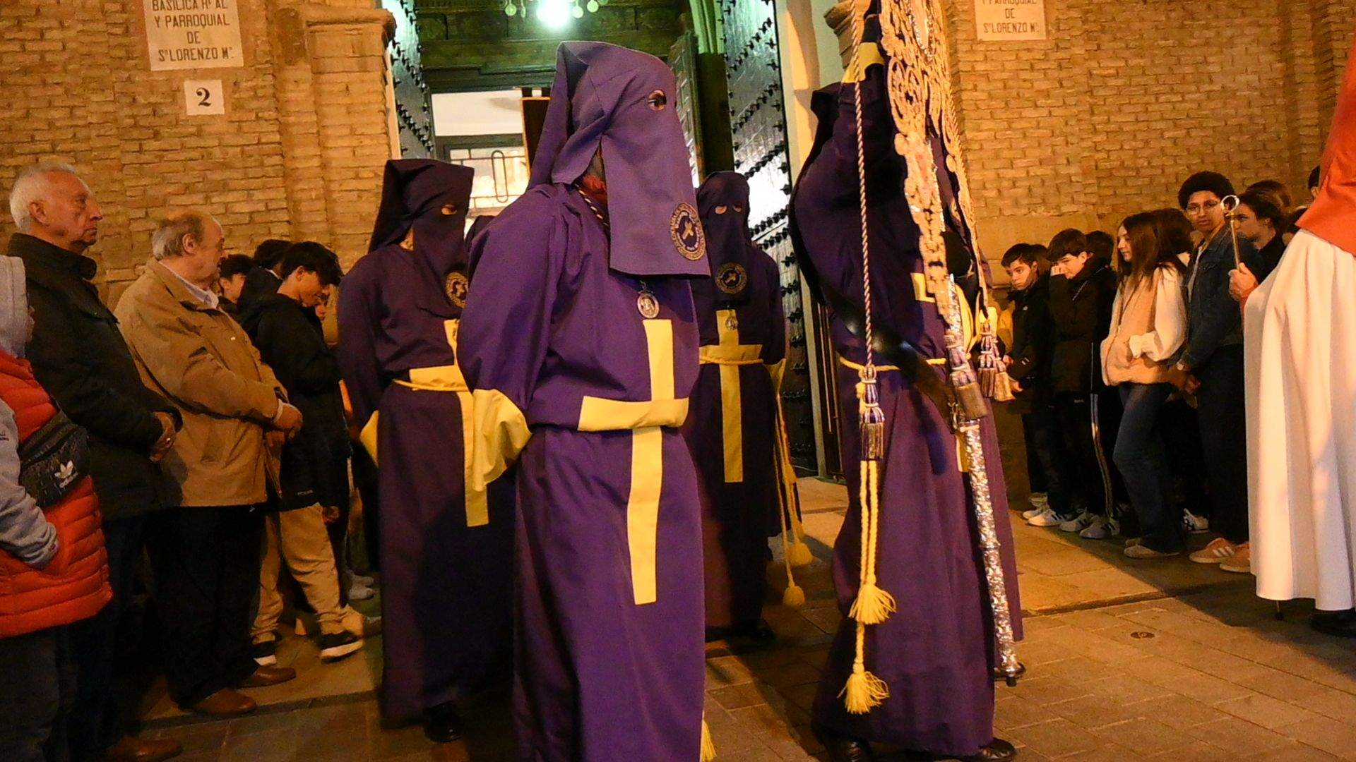 Procesión de la Coronación de Espinas en Huesca. Foto Carlos Jalle