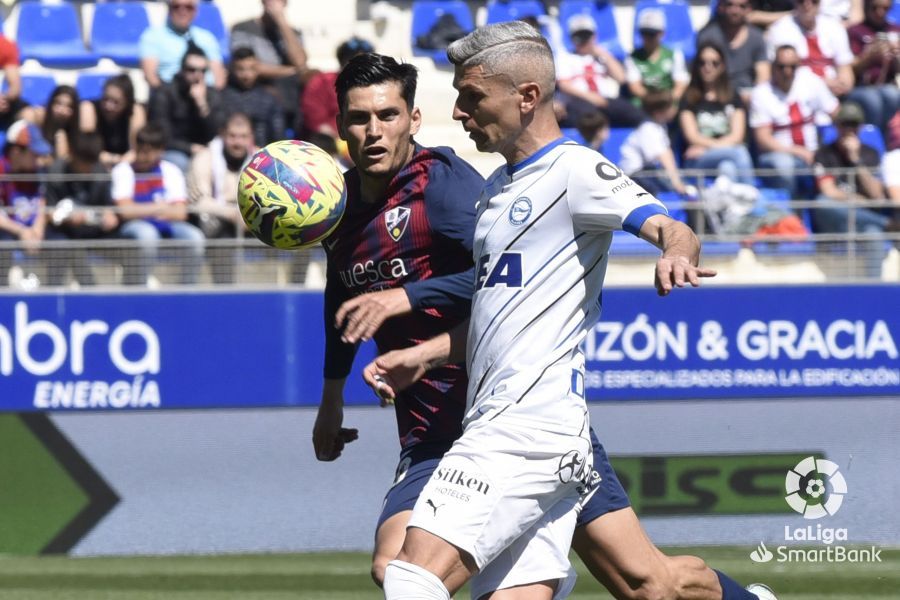Salvador pugna un balón con Salva Sevilla, jugador del Alavés. Foto: LaLiga