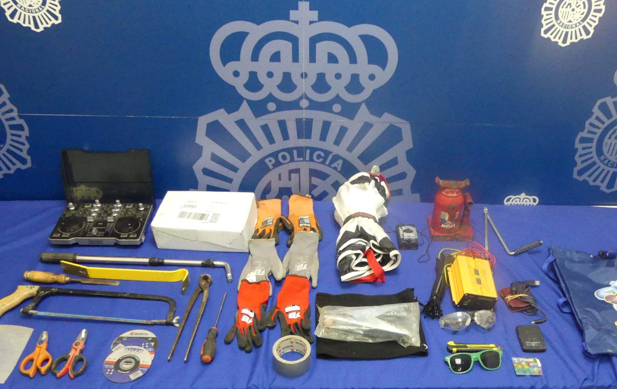 Objetos hallados al detenido por tres robos con fuerza en el interior de tres furgonetas.