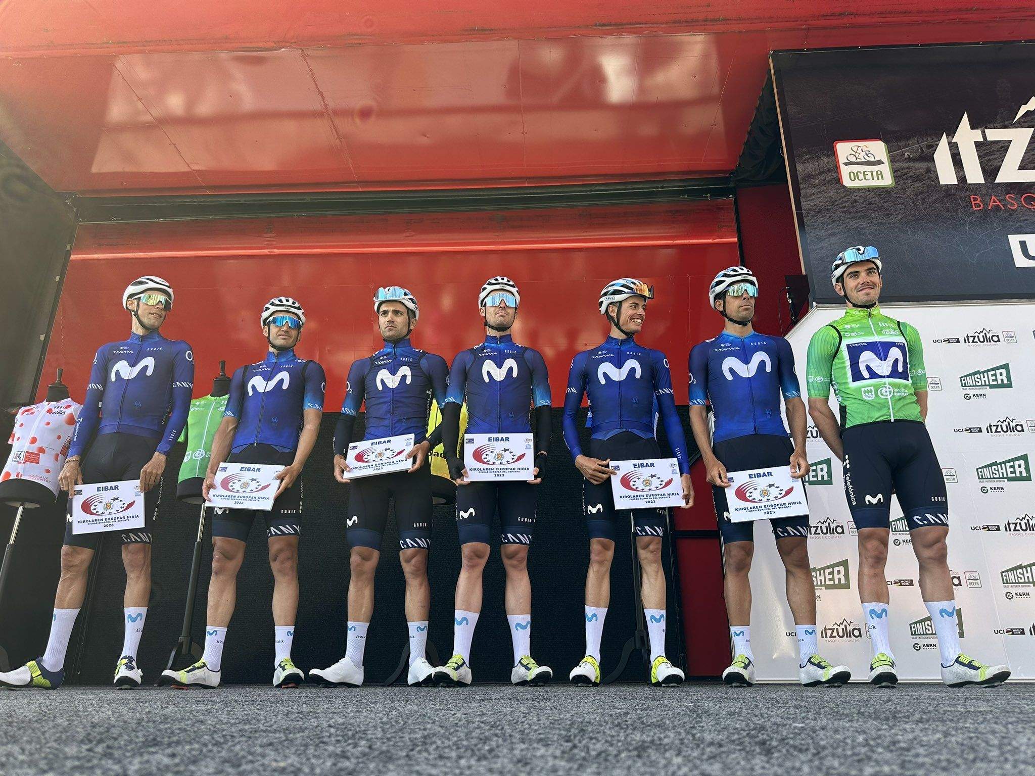 Jorge Arcas, a la izquierda, antes de comenzar la tercera etapa. Foto: Movistar Team