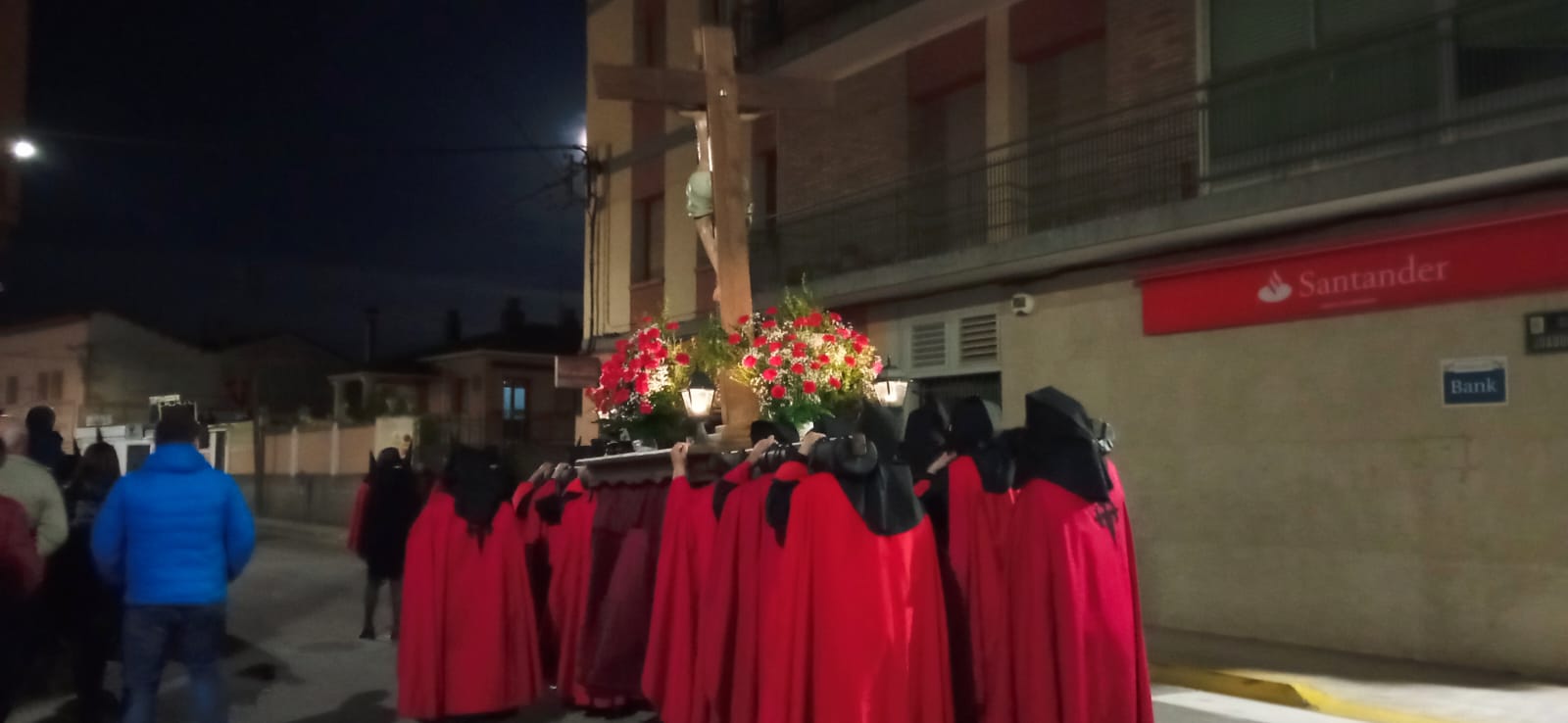 Procesión del Encuentro en Grañén. Foto Raúl Rivarés