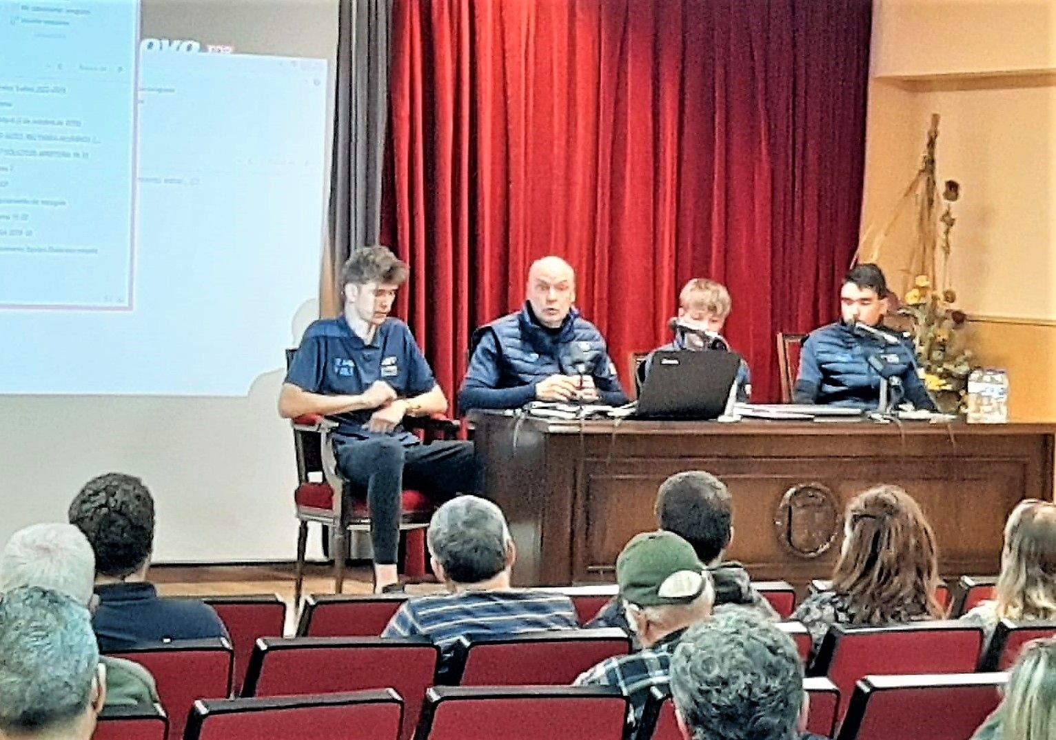 Imagen de la charla en Monzón.