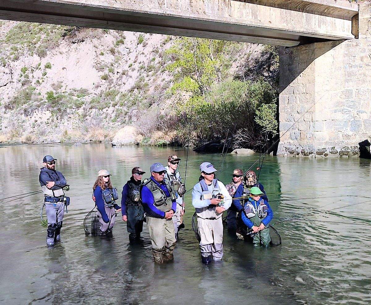 Grupo de pescadores en el coto de Santaliestra.