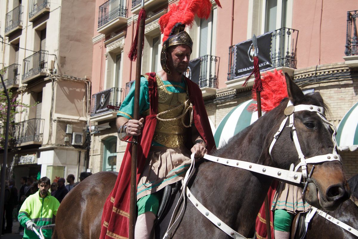 Los romanos desfilan en Huesca el Viernes Santo. Foto: Amagoia La Cruz