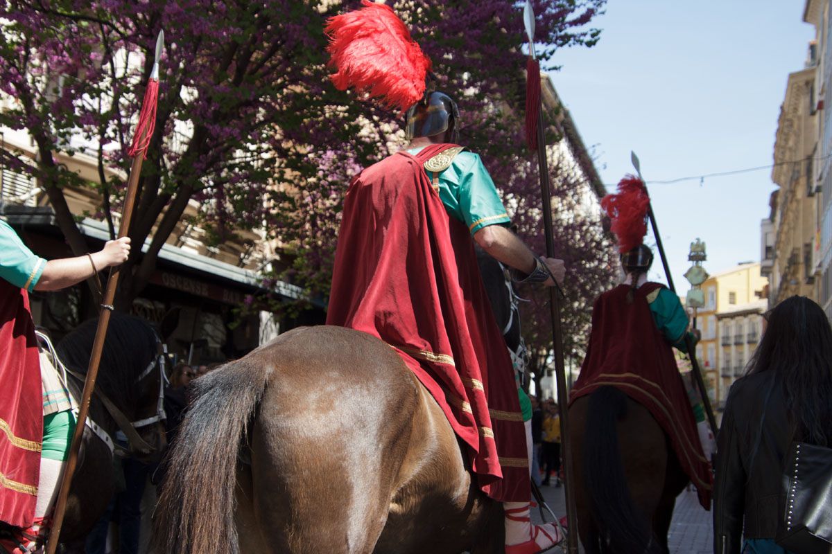 Los romanos desfilan en Huesca el Viernes Santo. Foto: Amagoia La Cruz