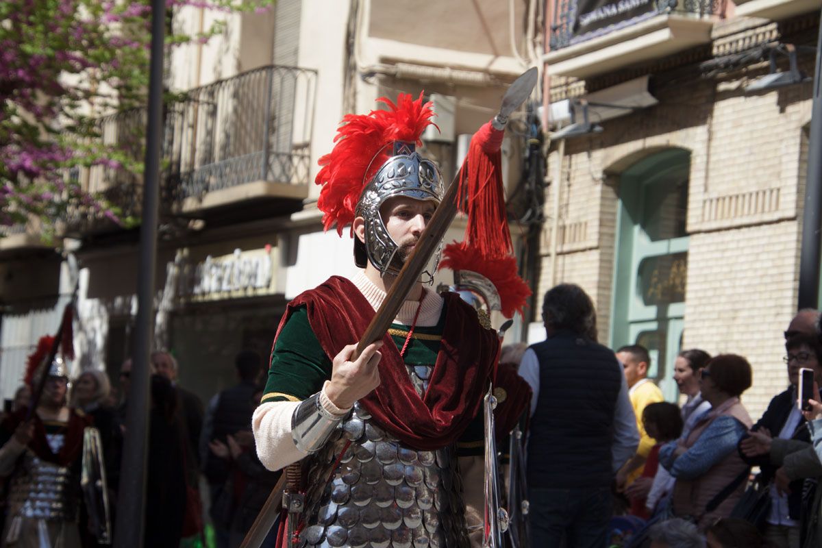 Los romanos desfilan en Huesca el Viernes Santo. Foto: Amagoia La Cruz