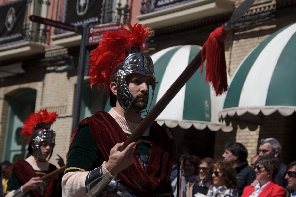Los romanos desfilan en Huesca el Viernes Santo. Foto: Amagoia La Cruz