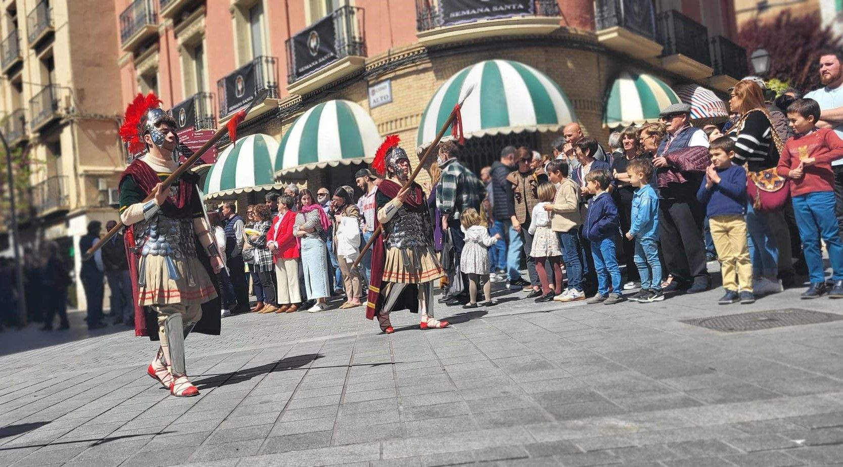 Los romanos desfilan en Huesca el Viernes Santo. Foto: Myriam Martínez