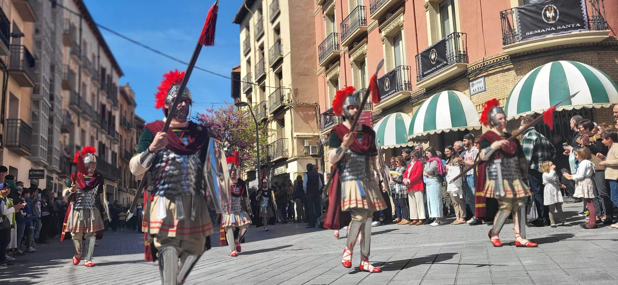 Los romanos desfilan en Huesca el Viernes Santo. Foto: Myriam Martínez