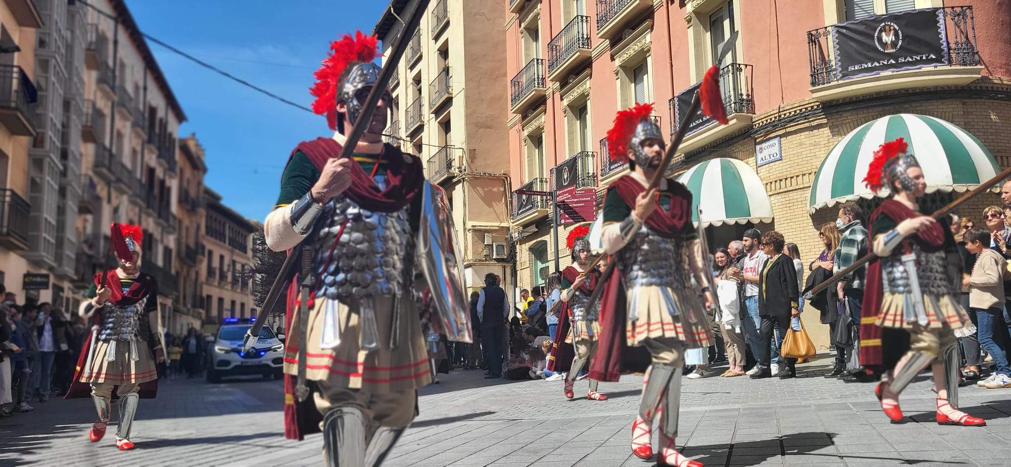 Los romanos desfilan en Huesca el Viernes Santo. Foto: Myriam Martínez