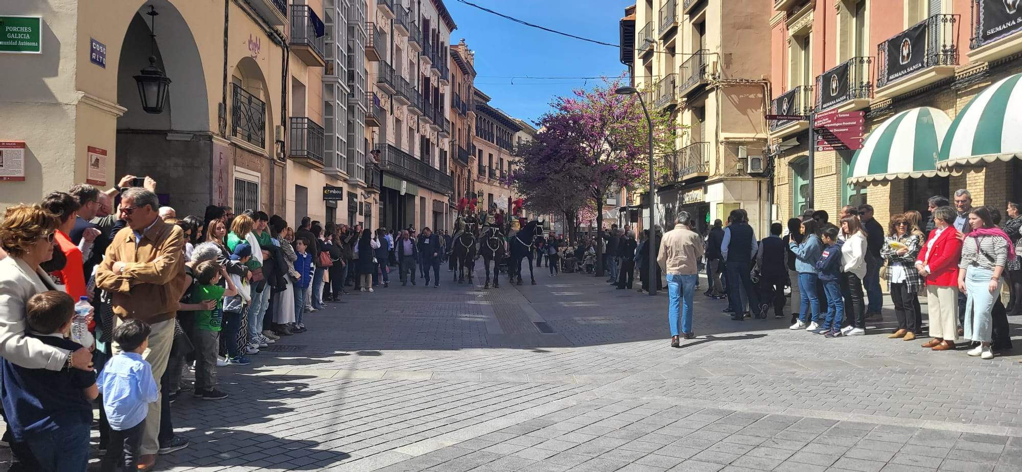 Los romanos desfilan en Huesca el Viernes Santo. Foto: Myriam Martínez