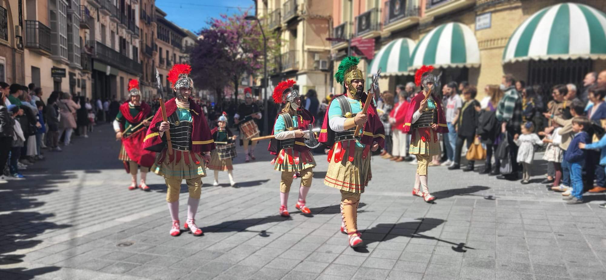Los romanos desfilan en Huesca el Viernes Santo. Foto: Myriam Martínez