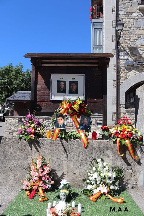 Monolito en recuerdo de los dos agentes asesinados en 2000