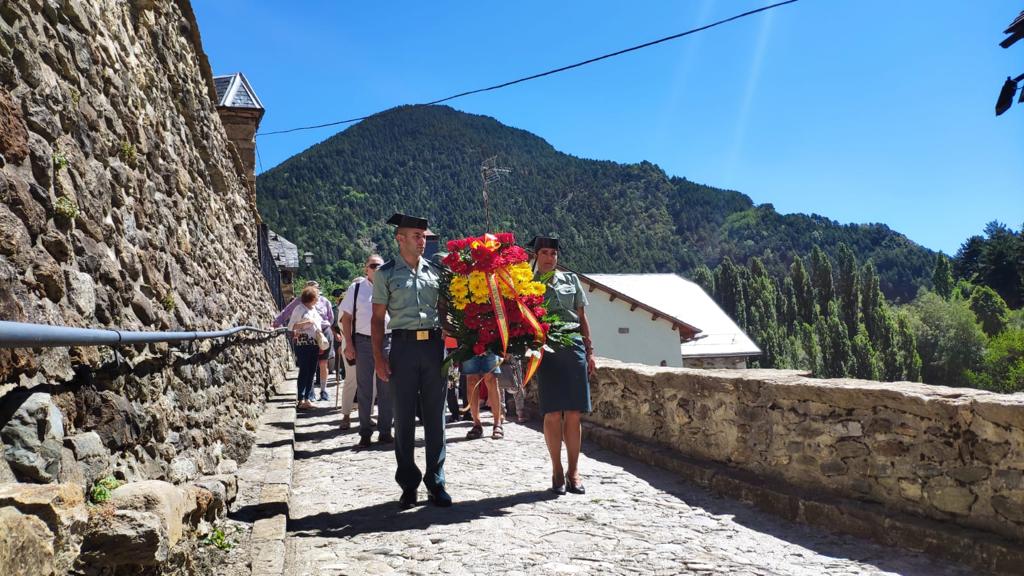 Recorrido hacia el monumento en silencio.