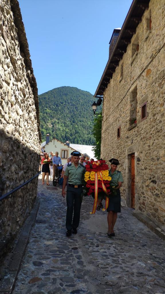 Las calles de Sallent, respetuosas con el paso del séquito.