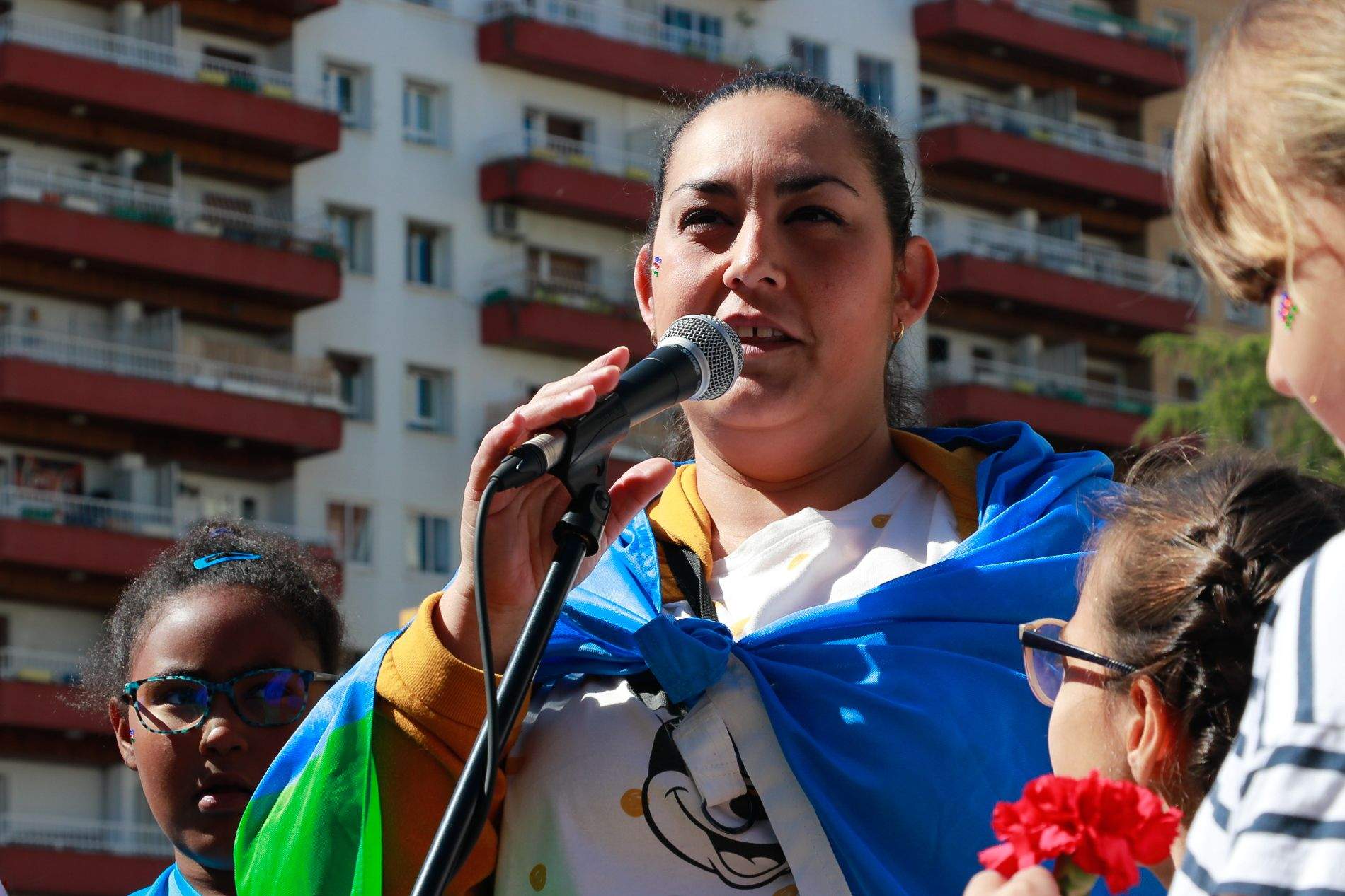 Celebración del acto de lanzamiento de claveles al Isuela en recuerdo de las víctimas del holocausto gitano. Foto Estela Alcay