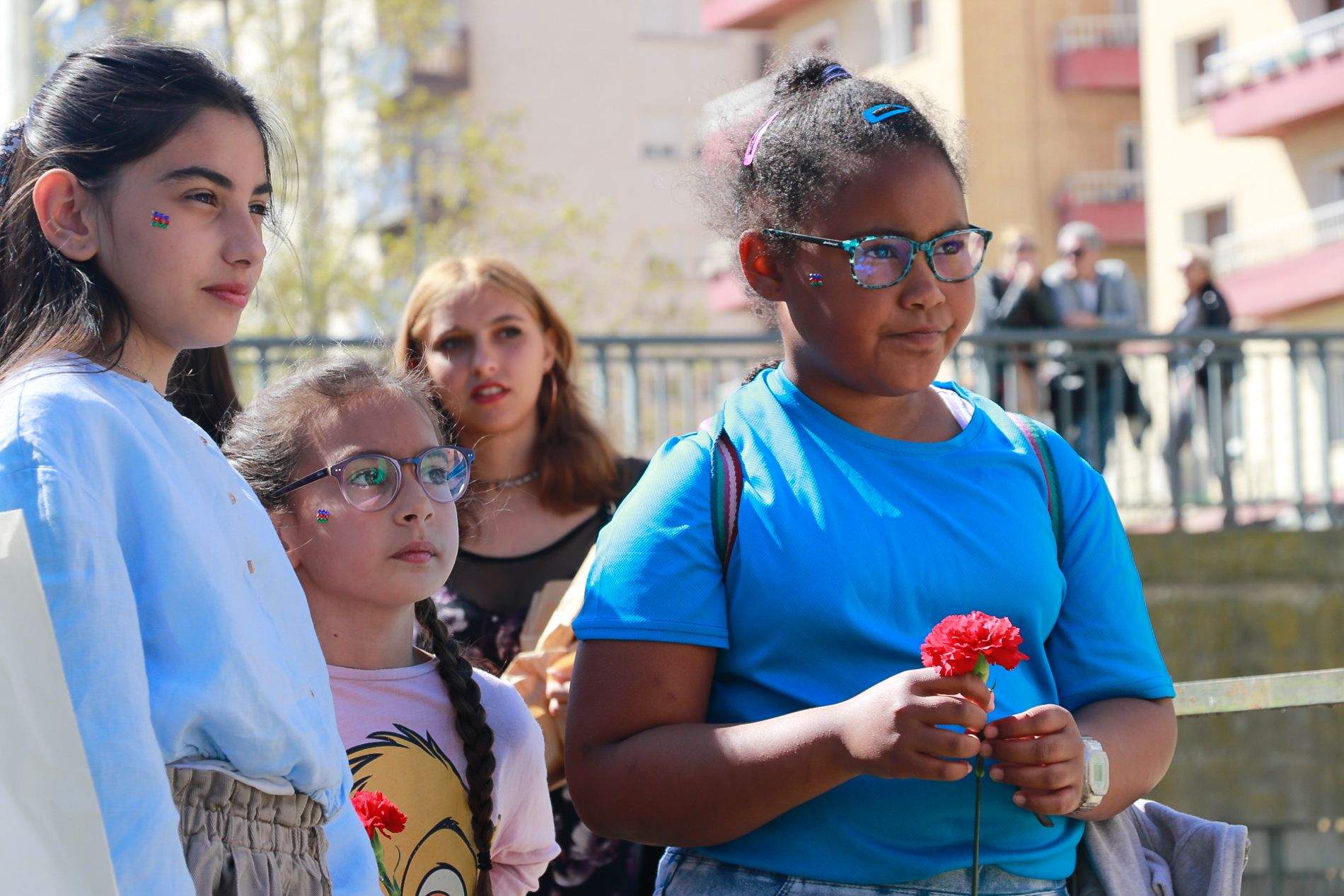 Celebración del acto de lanzamiento de claveles al Isuela en recuerdo de las víctimas del holocausto gitano. Foto Estela Alcay