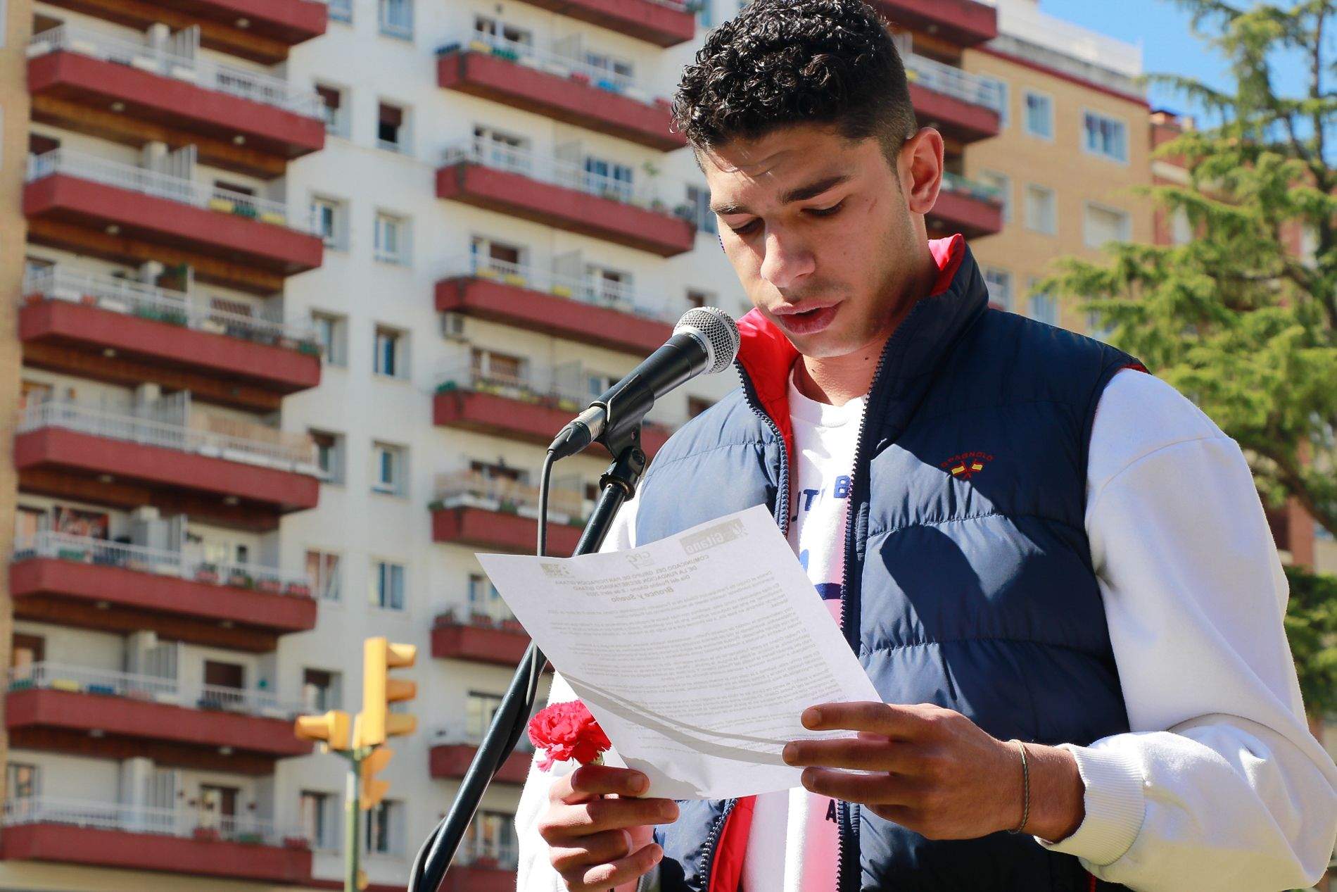 Celebración del acto de lanzamiento de claveles al Isuela en recuerdo de las víctimas del holocausto gitano. Foto Estela Alcay