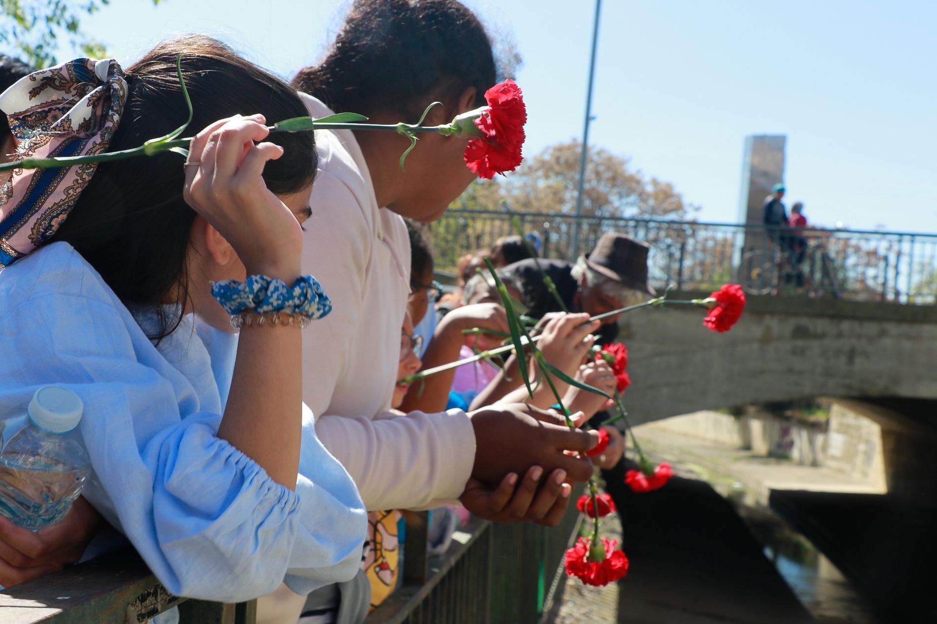 Celebración del acto de lanzamiento de claveles al Isuela en recuerdo de las víctimas del holocausto gitano. Foto Estela Alcay