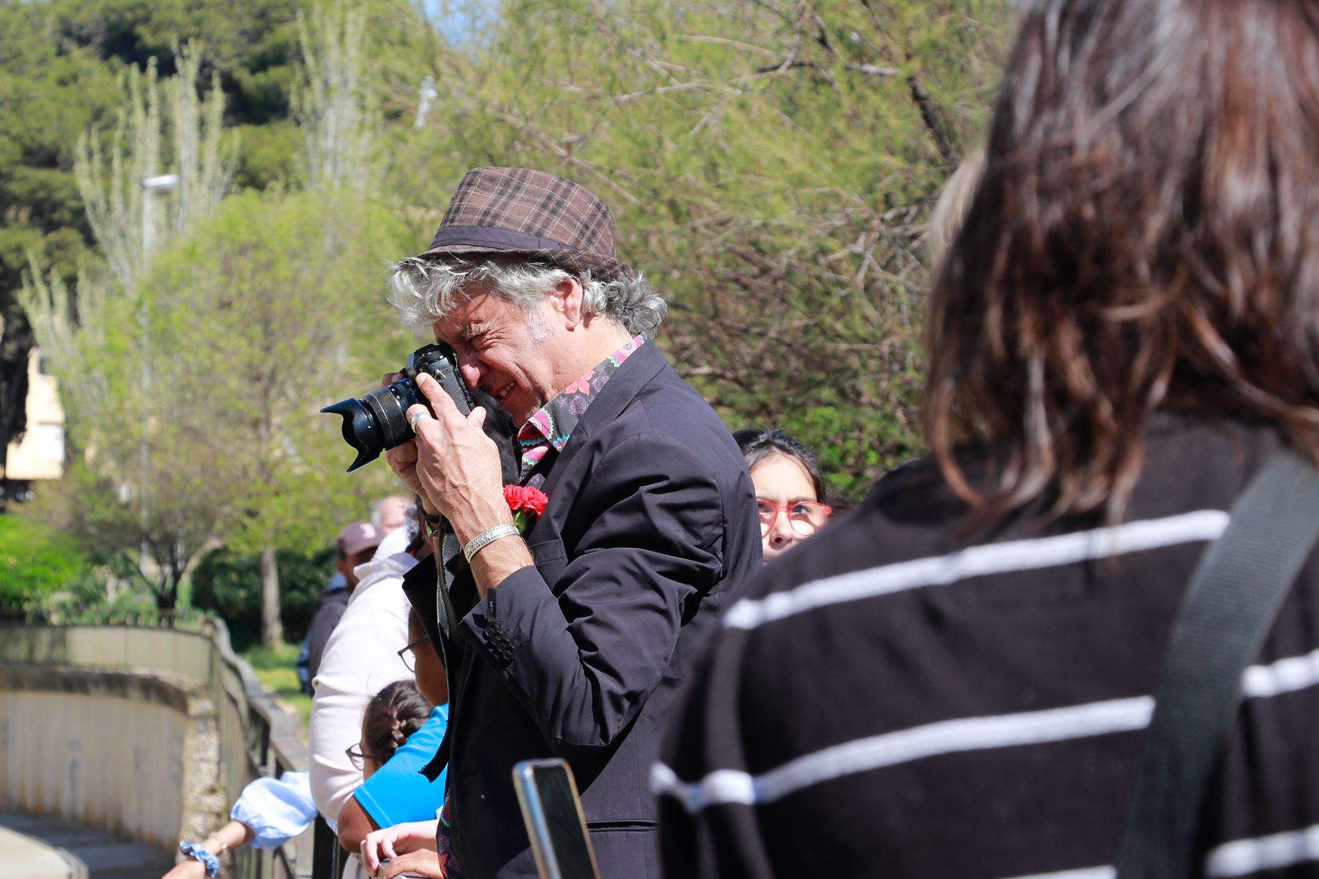 Celebración del acto de lanzamiento de claveles al Isuela en recuerdo de las víctimas del holocausto gitano. Foto Estela Alcay