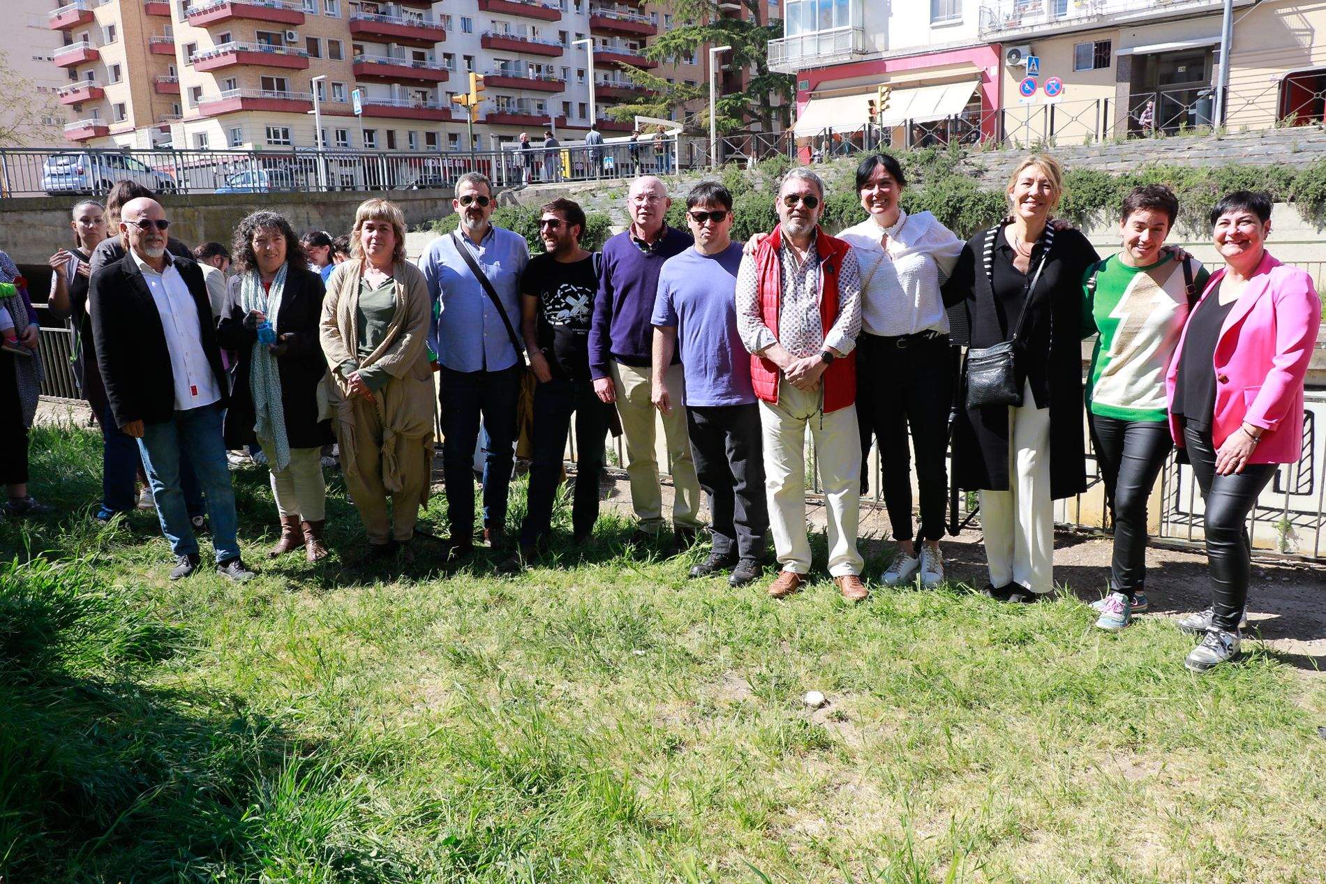 Celebración del acto de lanzamiento de claveles al Isuela en recuerdo de las víctimas del holocausto gitano. Foto Estela Alcay