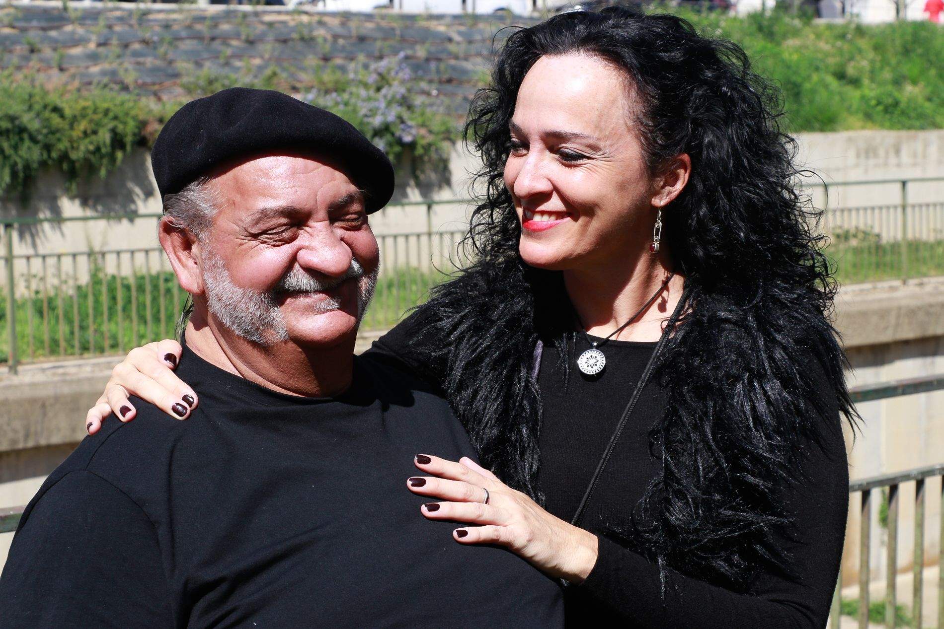 Celebración del acto de lanzamiento de claveles al Isuela en recuerdo de las víctimas del holocausto gitano. Foto Estela Alcay