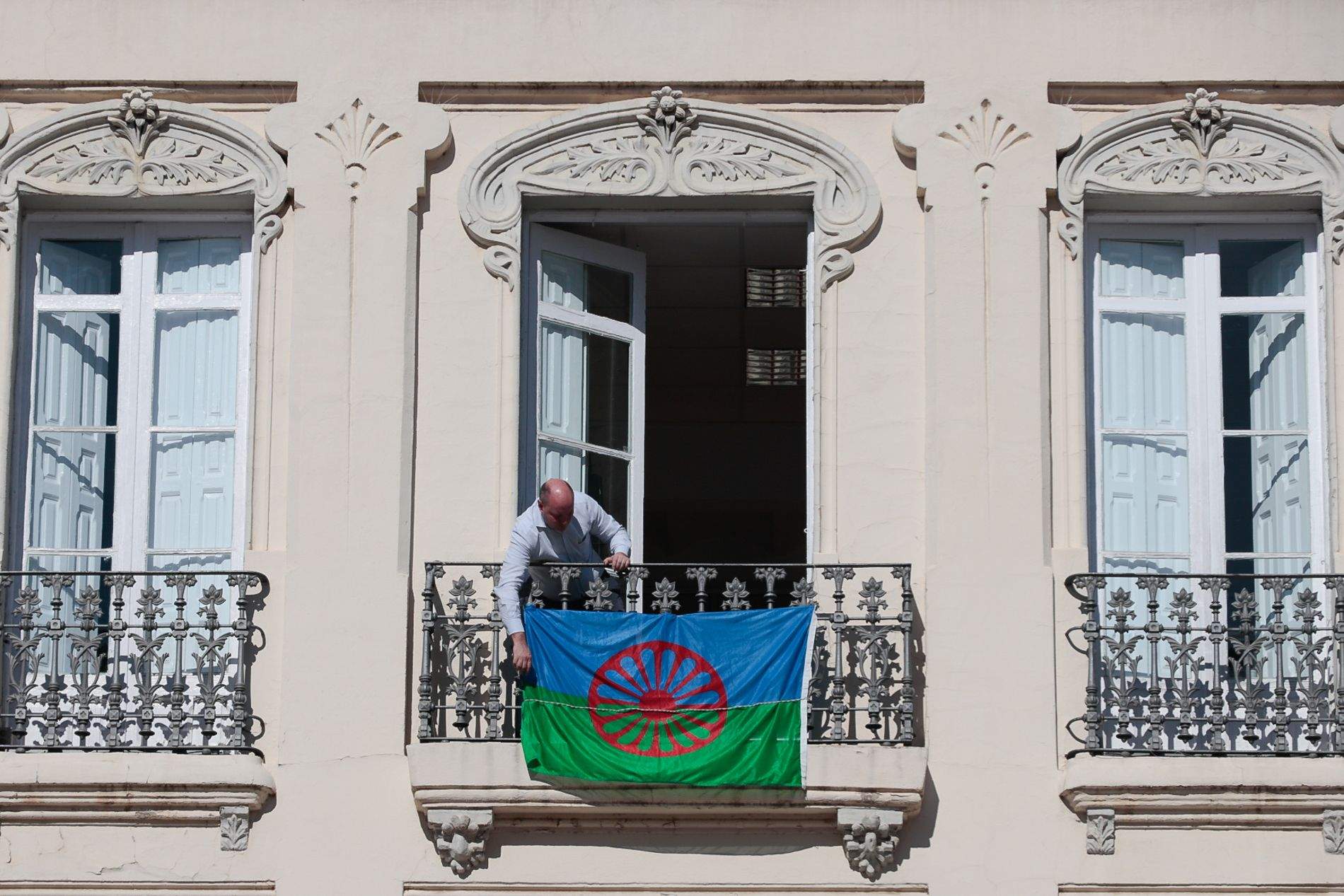 Celebración del acto de lanzamiento de claveles al Isuela en recuerdo de las víctimas del holocausto gitano. Foto Estela Alcay
