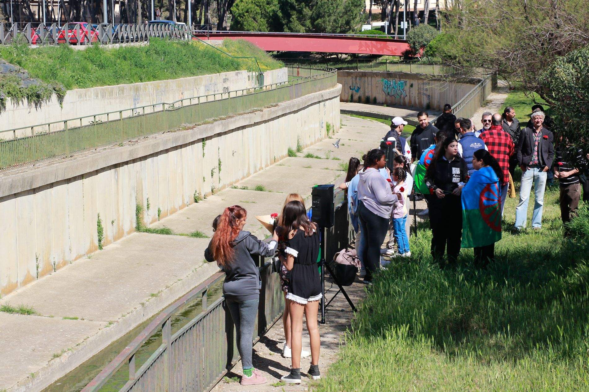 Celebración del acto de lanzamiento de claveles al Isuela en recuerdo de las víctimas del holocausto gitano. Foto Estela Alcay