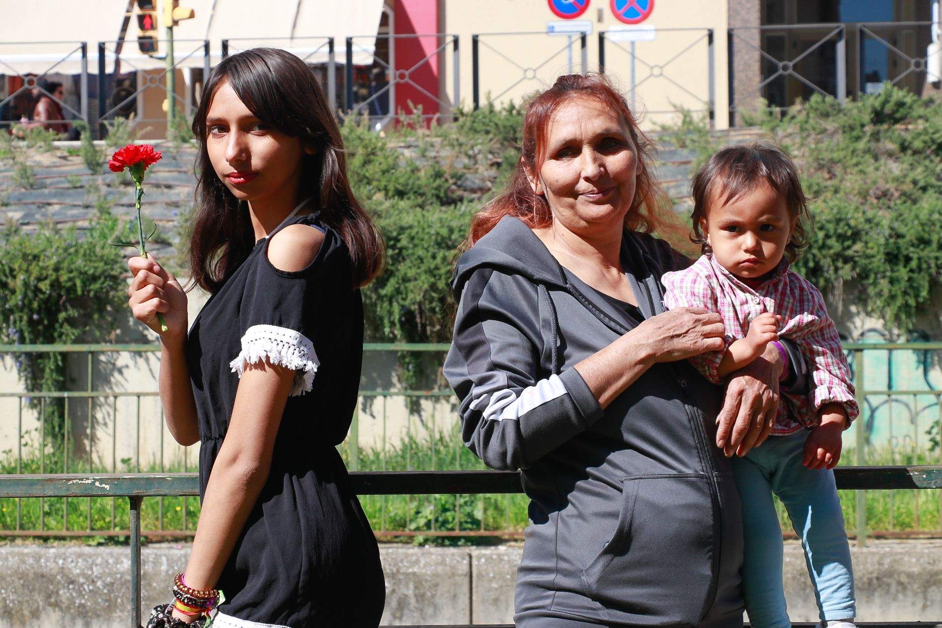 Celebración del acto de lanzamiento de claveles al Isuela en recuerdo de las víctimas del holocausto gitano. Foto Estela Alcay
