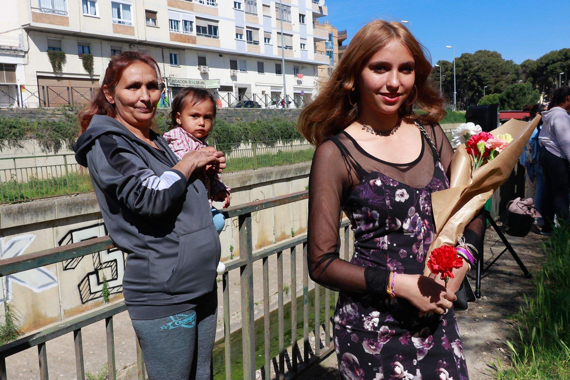 Celebración del acto de lanzamiento de claveles al Isuela en recuerdo de las víctimas del holocausto gitano. Foto Estela Alcay
