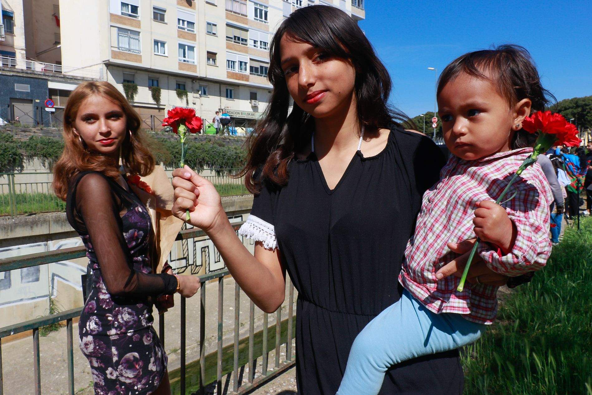 Celebración del acto de lanzamiento de claveles al Isuela en recuerdo de las víctimas del holocausto gitano. Foto Estela Alcay