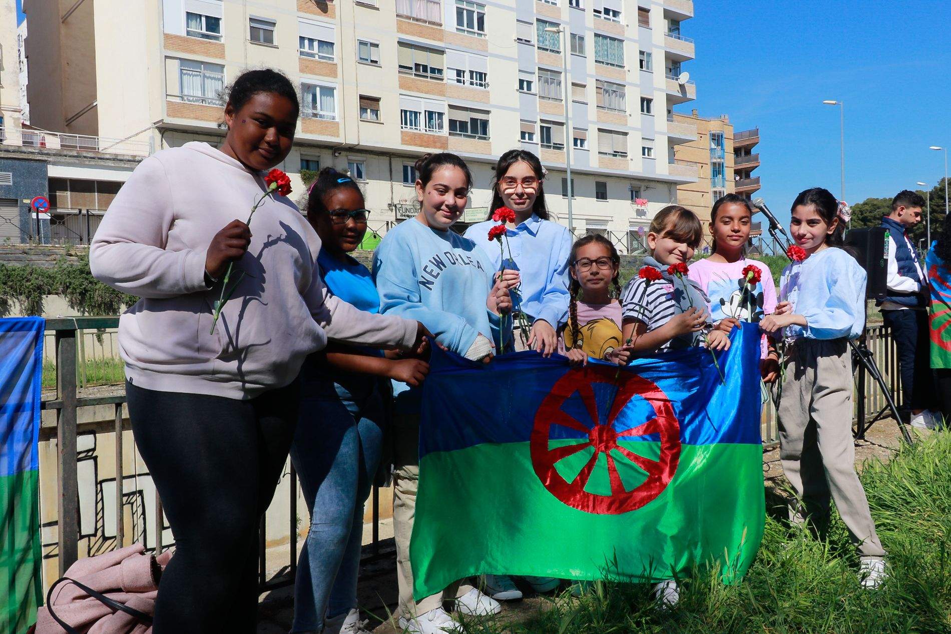 Celebración del acto de lanzamiento de claveles al Isuela en recuerdo de las víctimas del holocausto gitano. Foto Estela Alcay