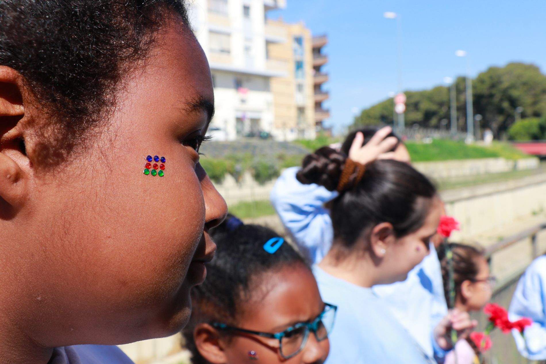 Celebración del acto de lanzamiento de claveles al Isuela en recuerdo de las víctimas del holocausto gitano. Foto Estela Alcay