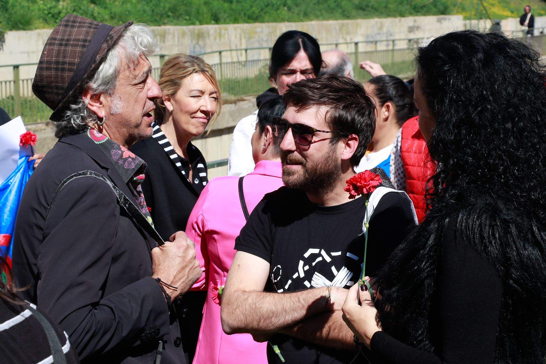 Celebración del acto de lanzamiento de claveles al Isuela en recuerdo de las víctimas del holocausto gitano. Foto Estela Alcay