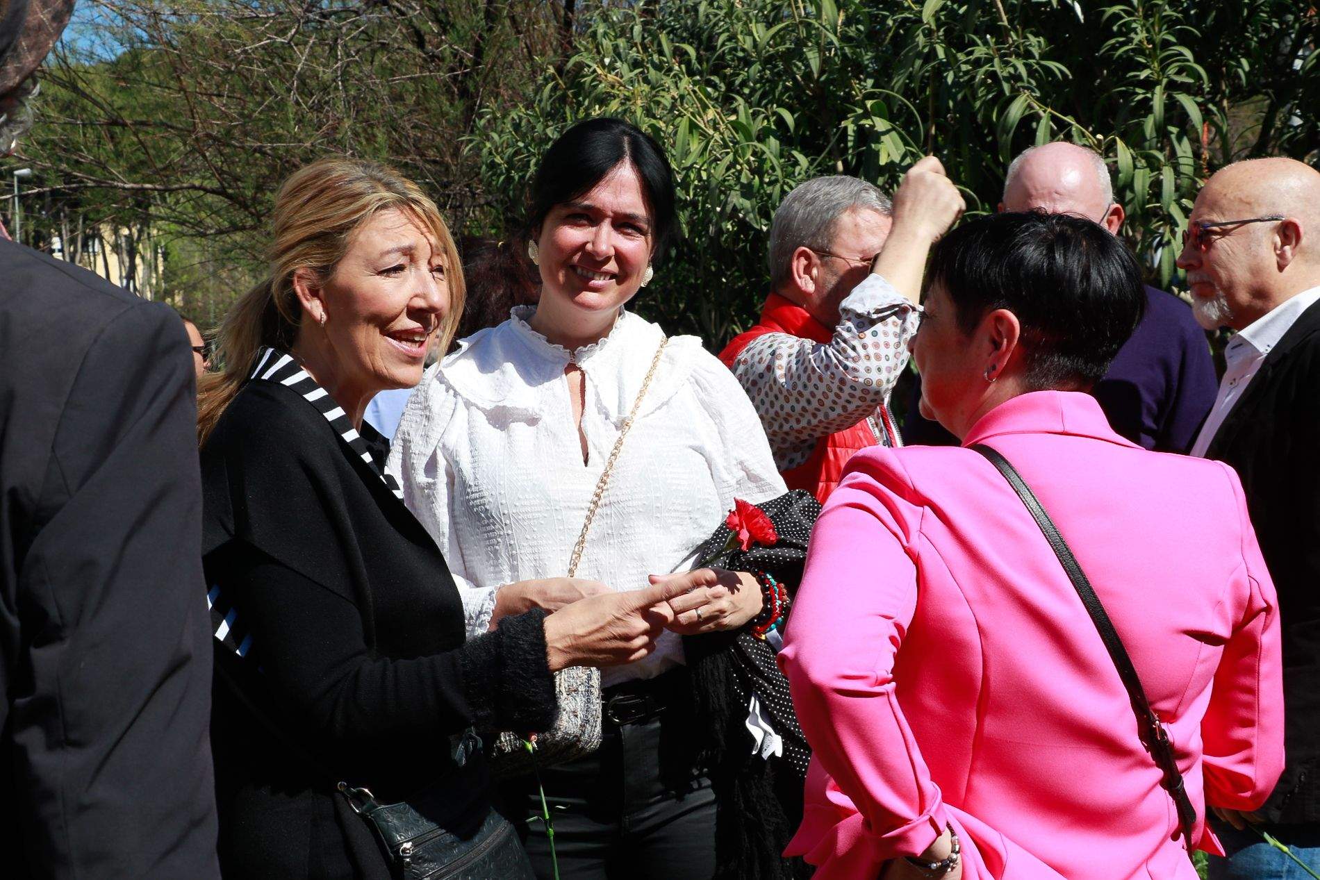 Celebración del acto de lanzamiento de claveles al Isuela en recuerdo de las víctimas del holocausto gitano. Foto Estela Alcay