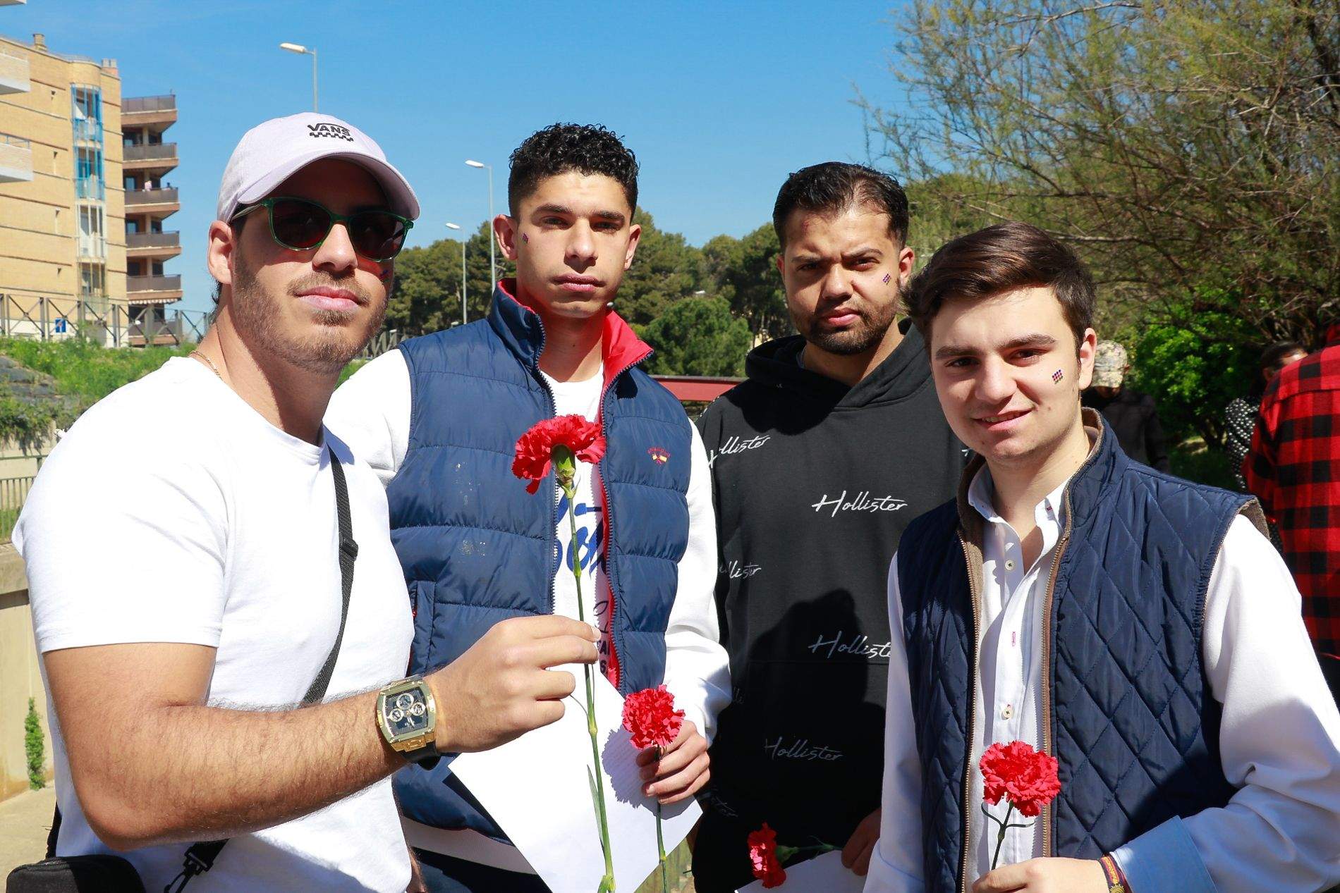 Celebración del acto de lanzamiento de claveles al Isuela en recuerdo de las víctimas del holocausto gitano. Foto Estela Alcay