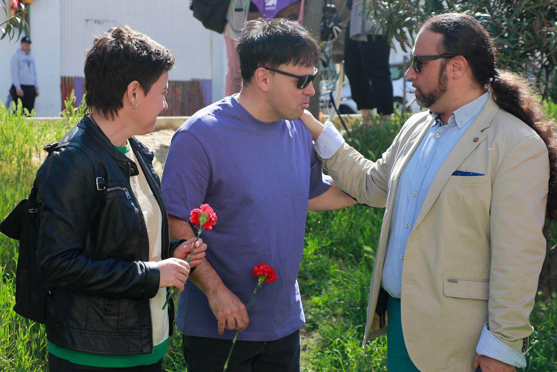Celebración del acto de lanzamiento de claveles al Isuela en recuerdo de las víctimas del holocausto gitano. Foto Estela Alcay