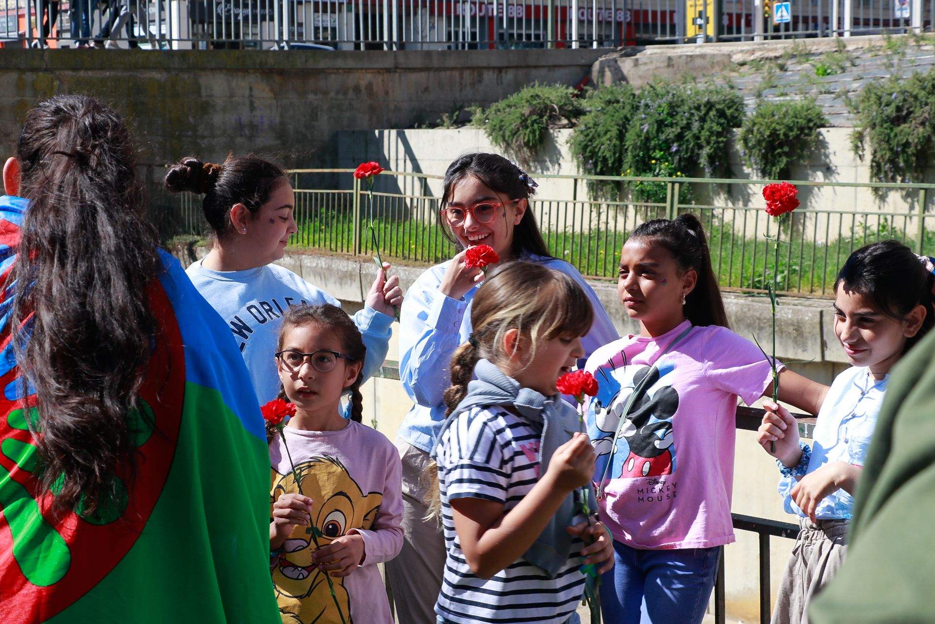 Celebración del acto de lanzamiento de claveles al Isuela en recuerdo de las víctimas del holocausto gitano. Foto Estela Alcay