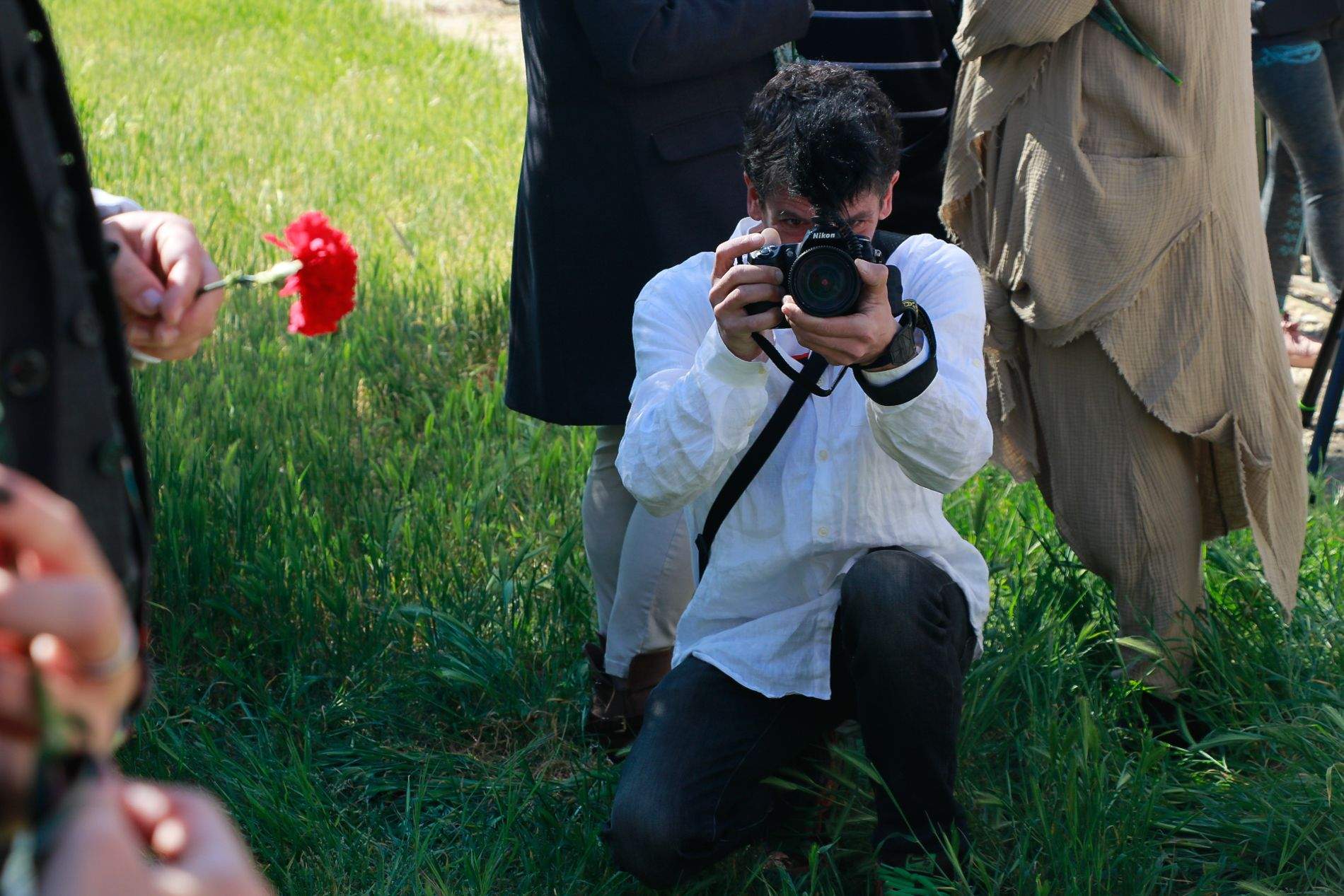 Celebración del acto de lanzamiento de claveles al Isuela en recuerdo de las víctimas del holocausto gitano. Foto Estela Alcay