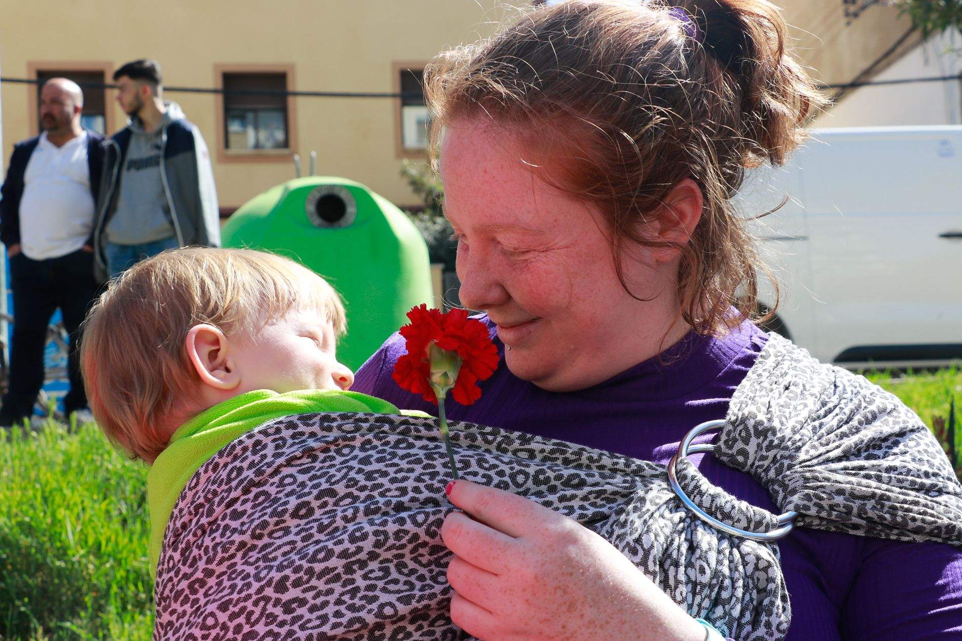 Celebración del acto de lanzamiento de claveles al Isuela en recuerdo de las víctimas del holocausto gitano. Foto Estela Alcay