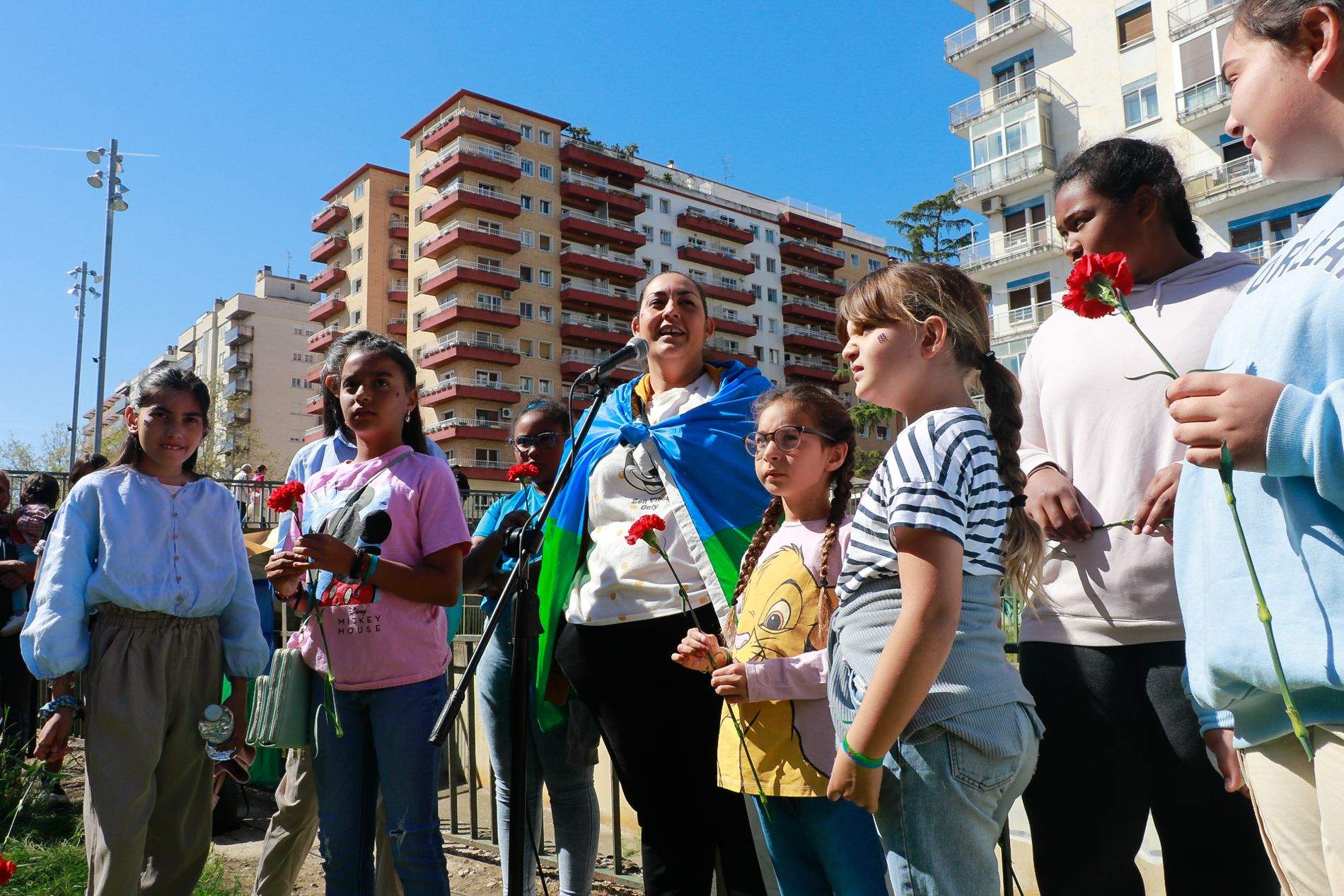 Celebración del acto de lanzamiento de claveles al Isuela en recuerdo de las víctimas del holocausto gitano. Foto Estela Alcay