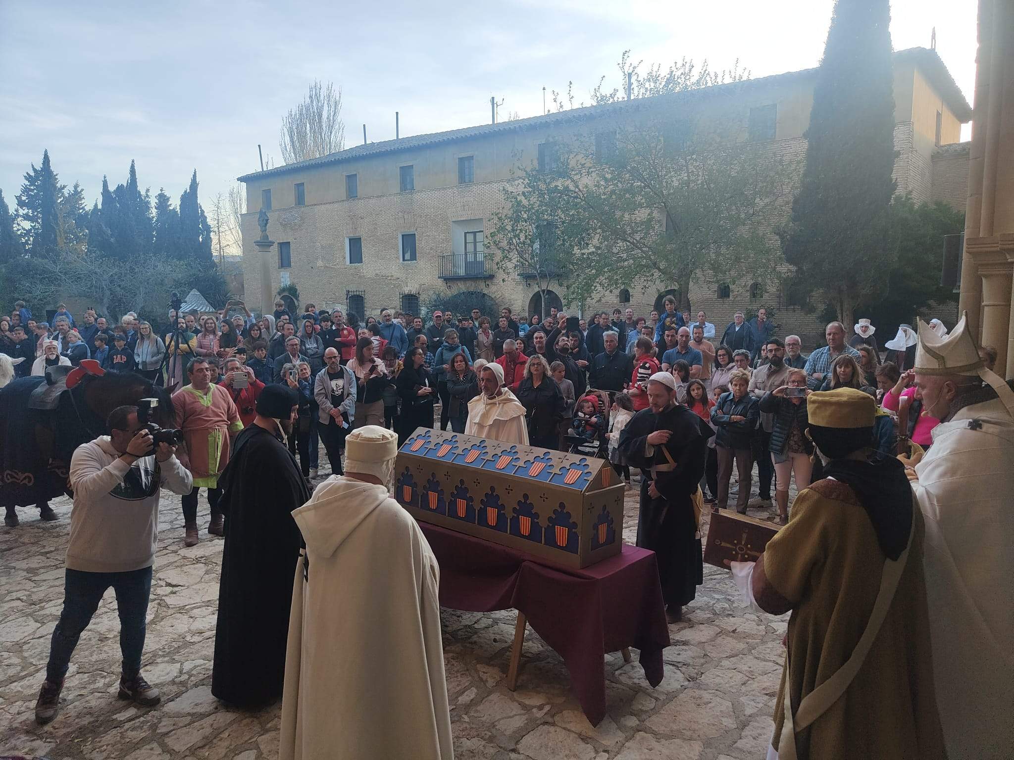 Imagen de la recreación en Sijena del sepelio de Pedro II de Aragón.