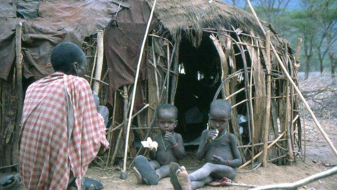 El padre y los hijos menores junto a la choza El padre y los hijos menores junto a la choza