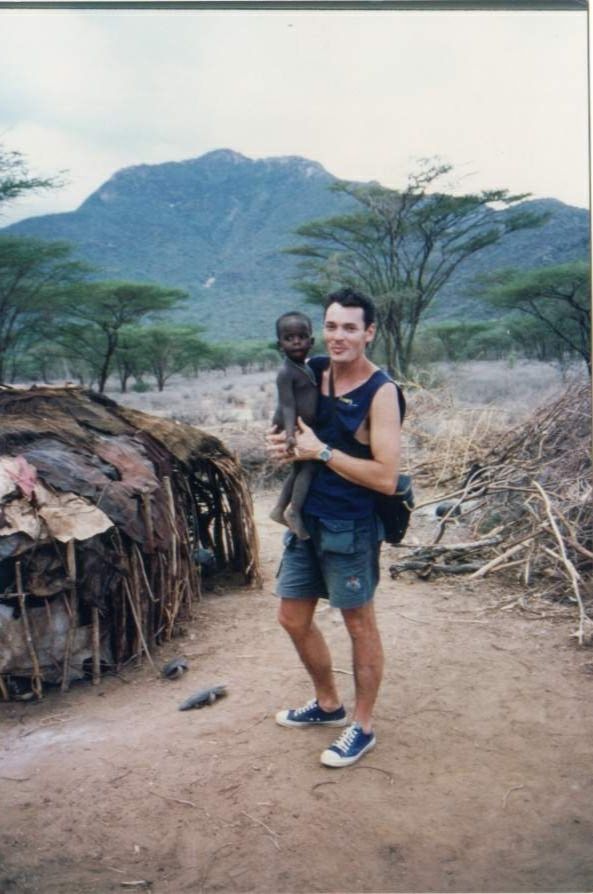 Con uno de los niños junto a la choza Con uno de los niños junto a la choza