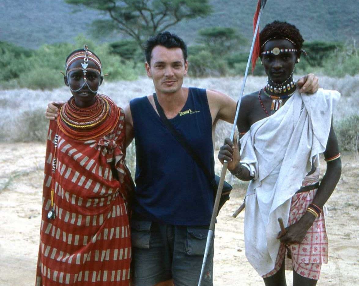 Marco Pascual con la chica y el guerrero Samburu en Kenia, en su viaje al lago Turkana