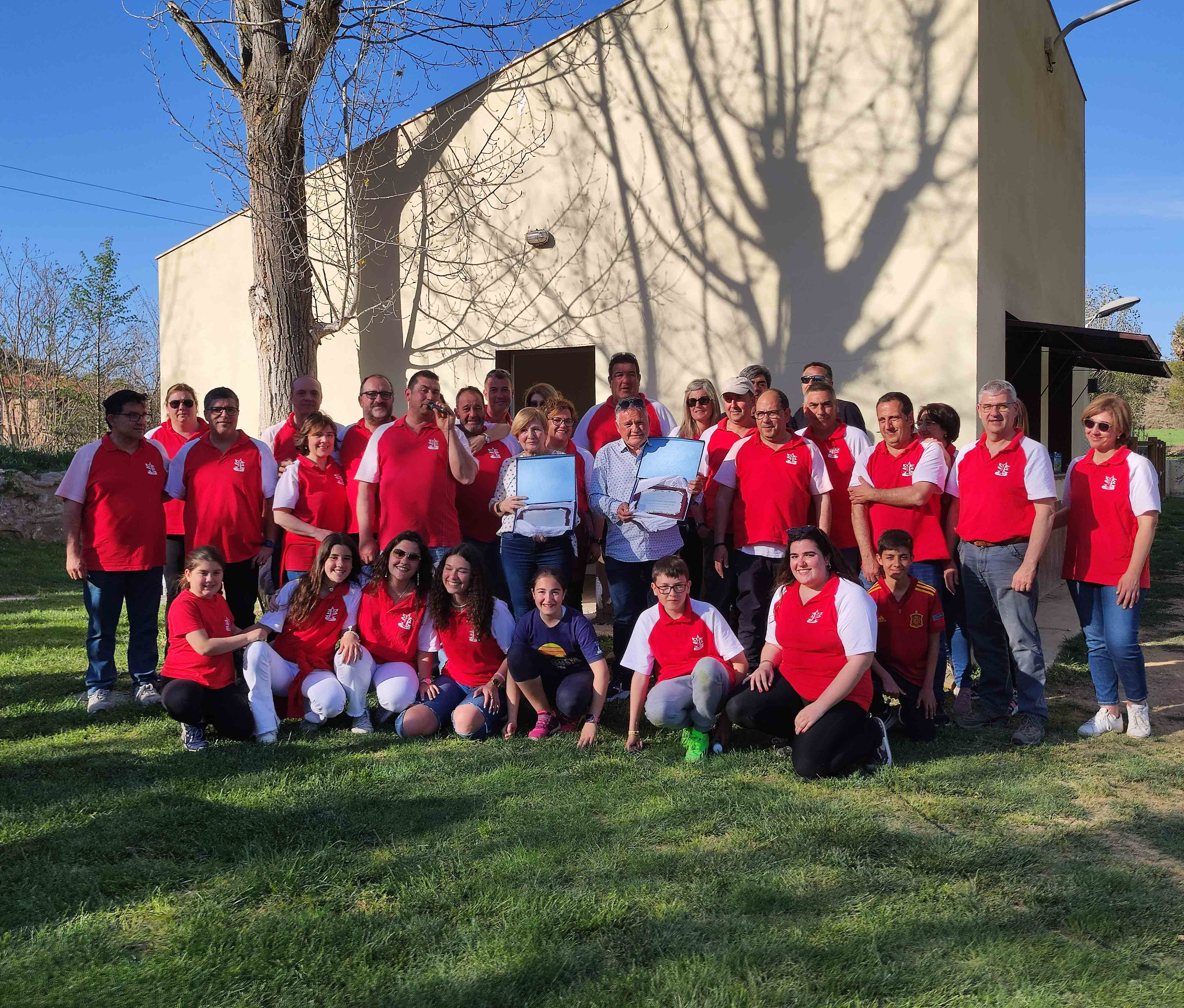 Miembros de la Asociación el Ciringall con los homenajeados, Lola Muñoz y Vicente Martínez
